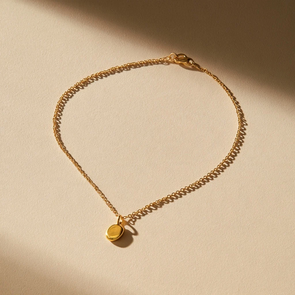 Illustrative necklace — Yellow gold · Oval pendant